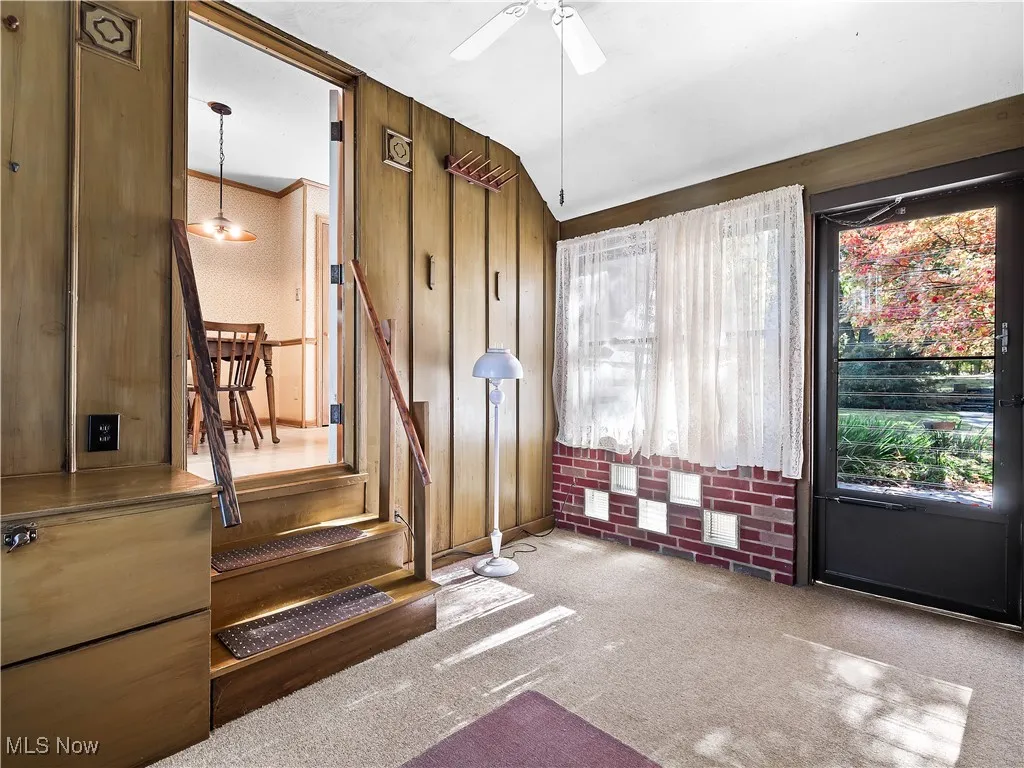 breeze was between house and garage