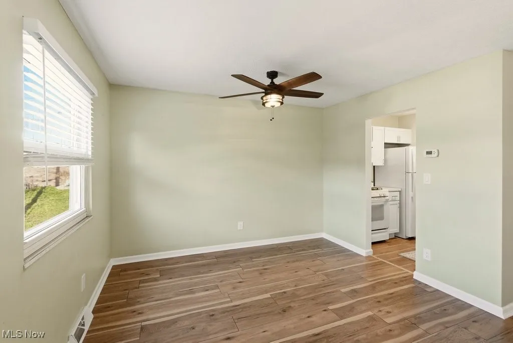 Dining space off kitchen & living room