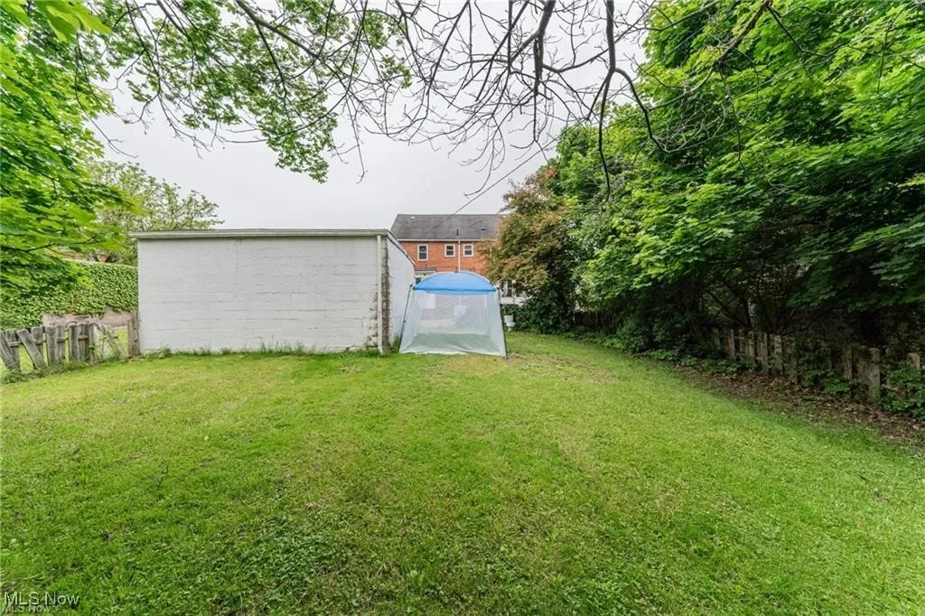 View of yard featuring an outdoor structure