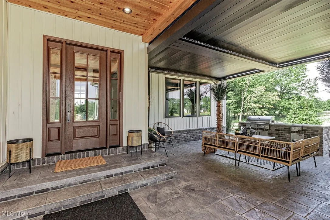Entry / courtyard.