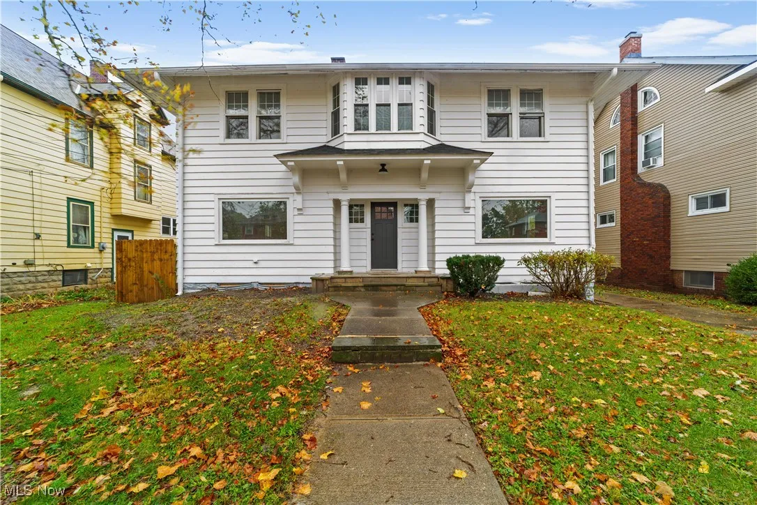 View of front facade featuring a front lawn