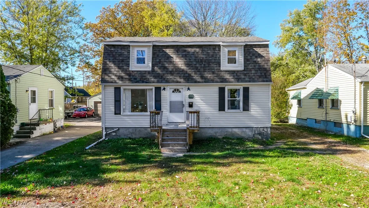 Dutch colonial featuring a shingled roof, a front lawn, and a gambrel roof