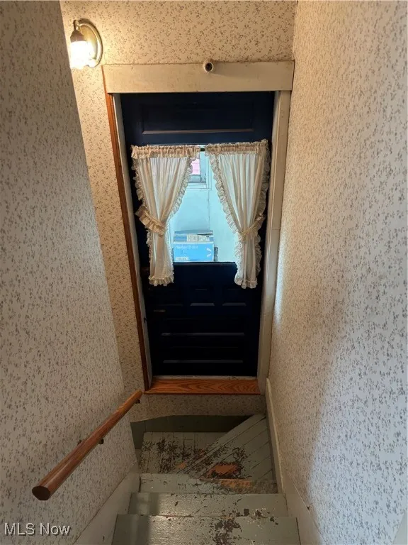 Side Entry to Back Staircase