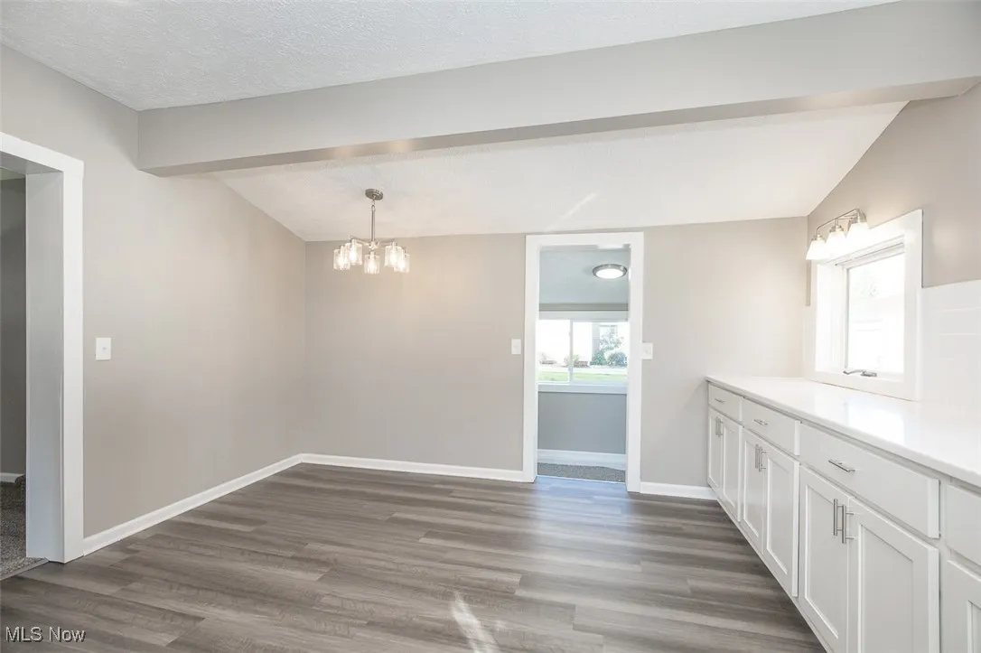 Kitchen eating area.