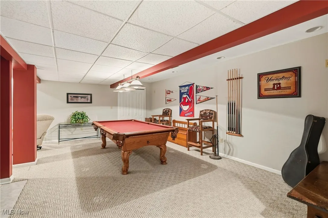 Recreation Room with pool table