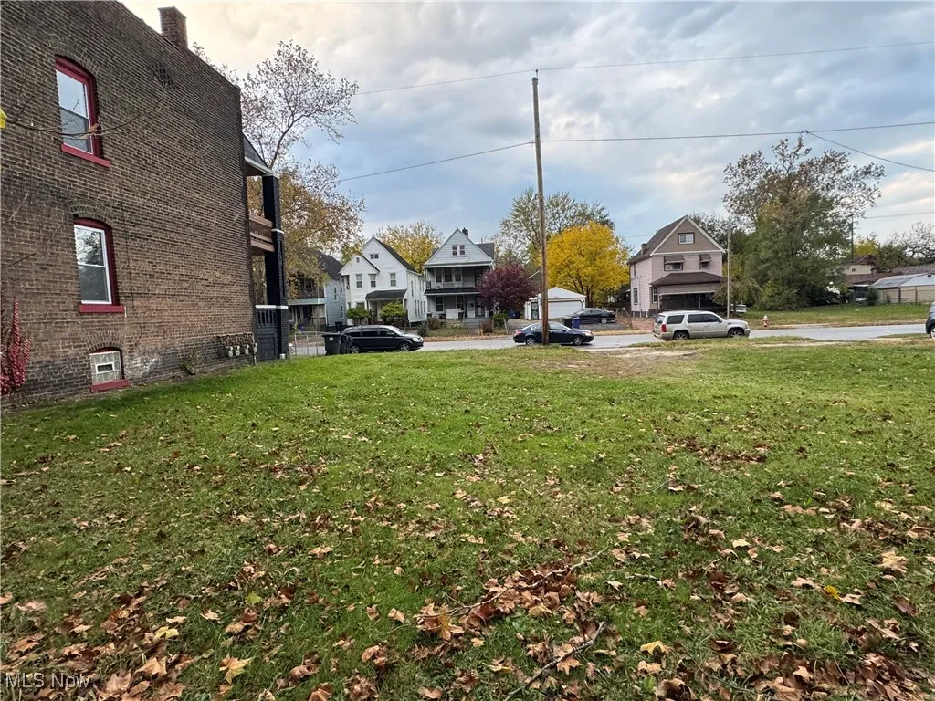 View of grassy yard featuring a residential view