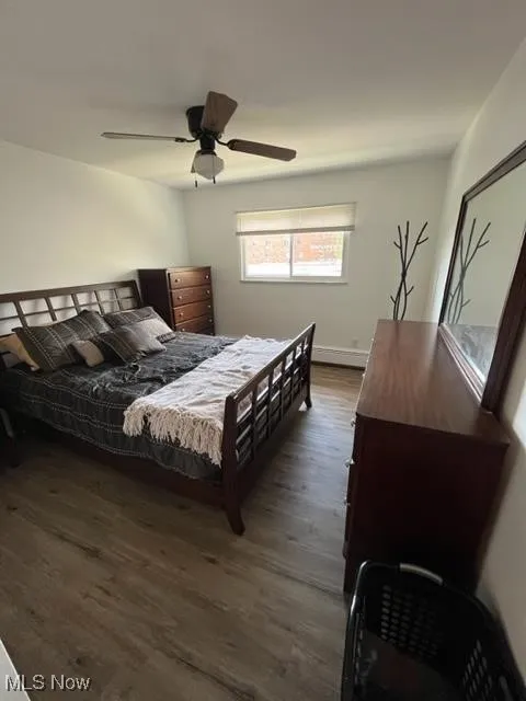 Vinyl flooring and room for king size bed