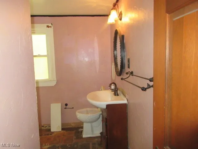full bathroom with vanity and toilet