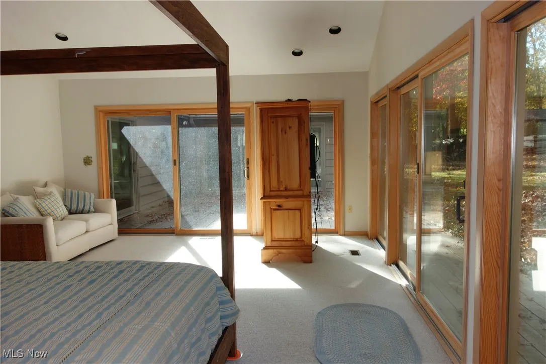 Jumbo Master Suite w/a fabulous walk-in closet