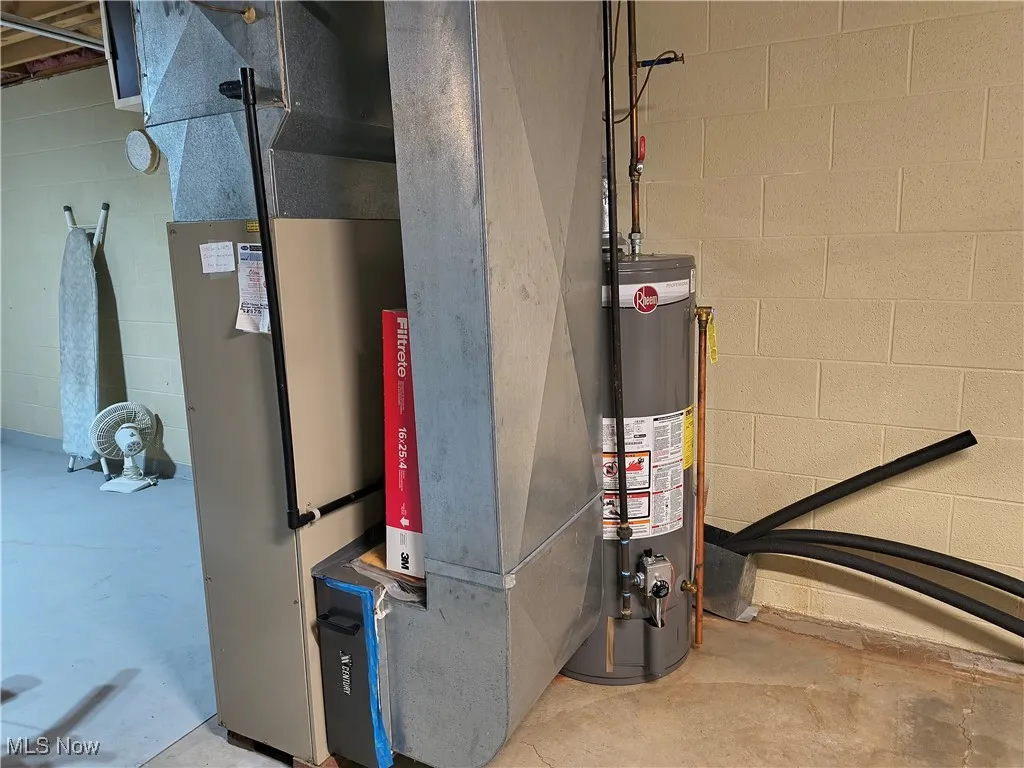 Utility room with heating unit and water heater