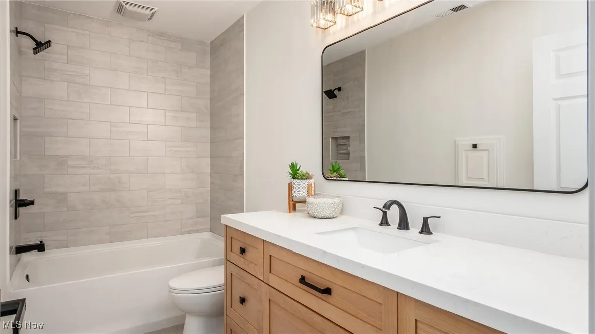 Bathroom with vanity and washtub / shower combination