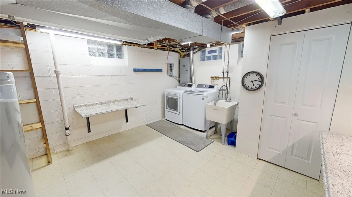 Washer and Dryer stay!