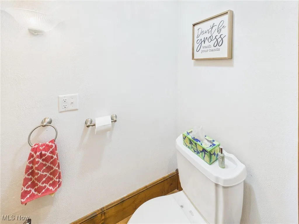 Bathroom with a textured wall