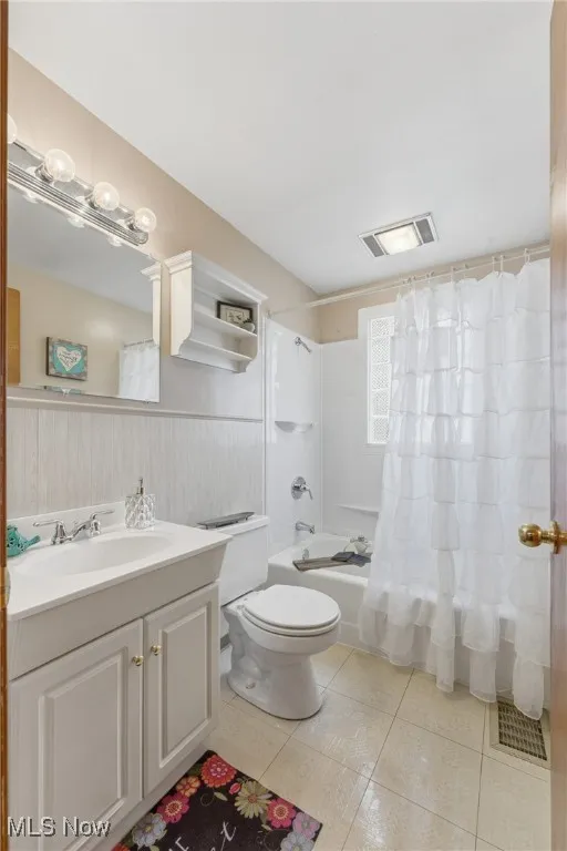 Sparkling clean full bathroom.