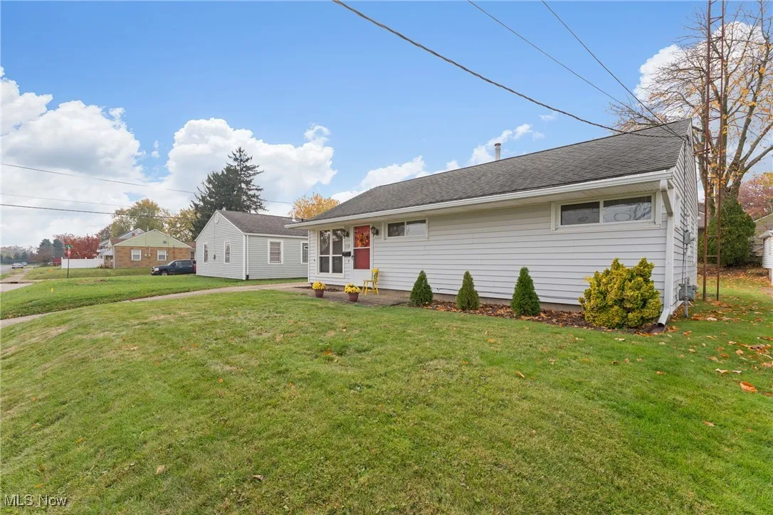 Dimentioanl shingles and vinyl siding.