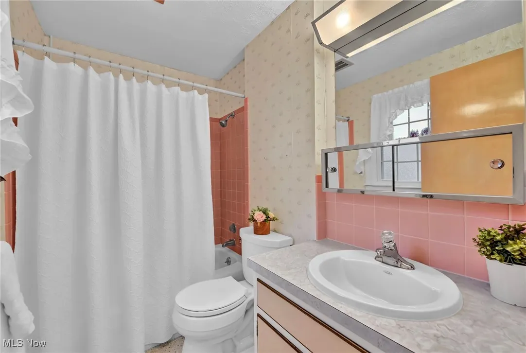 Another view of the full, shared bath.