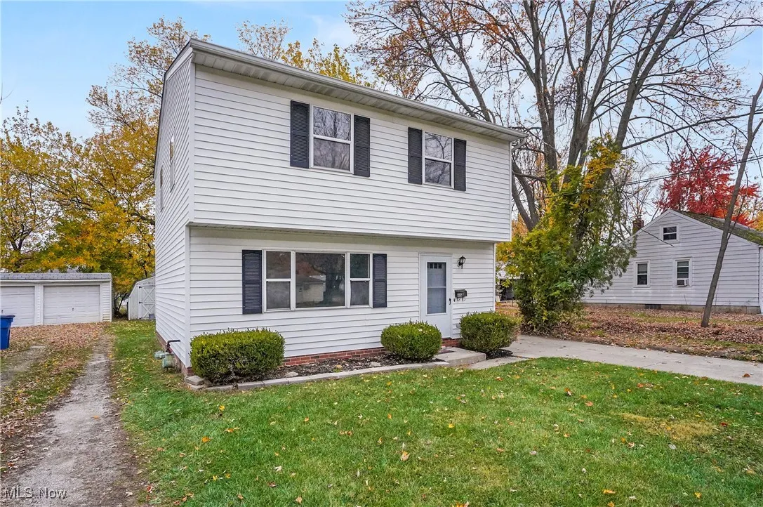 Colonial-style house featuring a front law