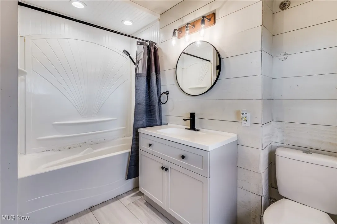 Bathroom with shower / tub combo with curtain, vanity, and recessed lighting