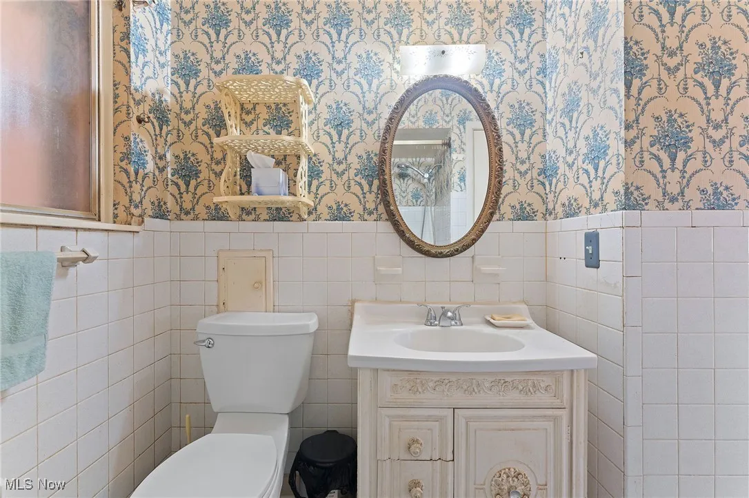 First-floor full bathroom!