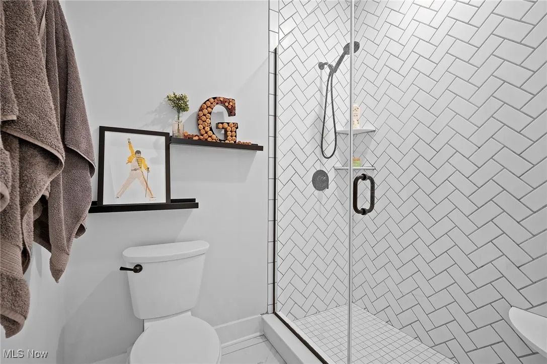 Bathroom with toilet and a stall​​‌​​​​‌​​‌‌​‌‌​​​‌‌​‌​‌​‌​​​‌​​ shower