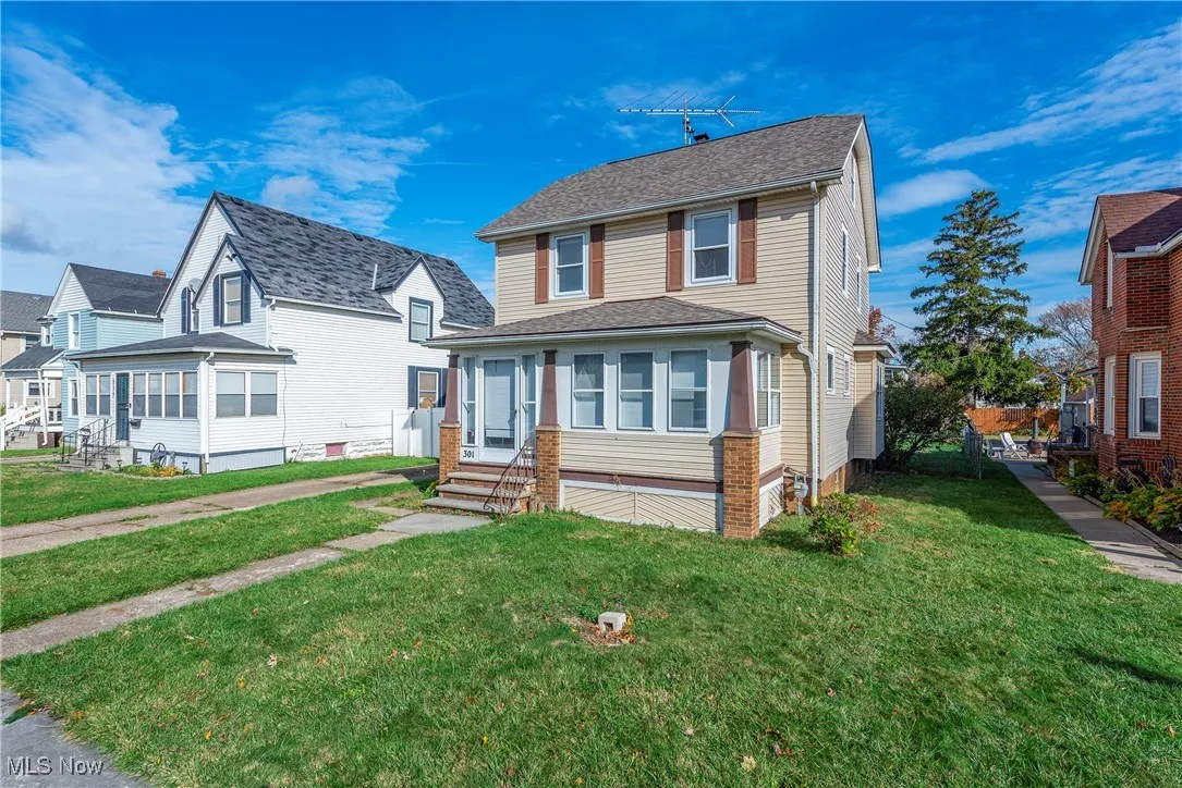 View of front of house featuring a front yard