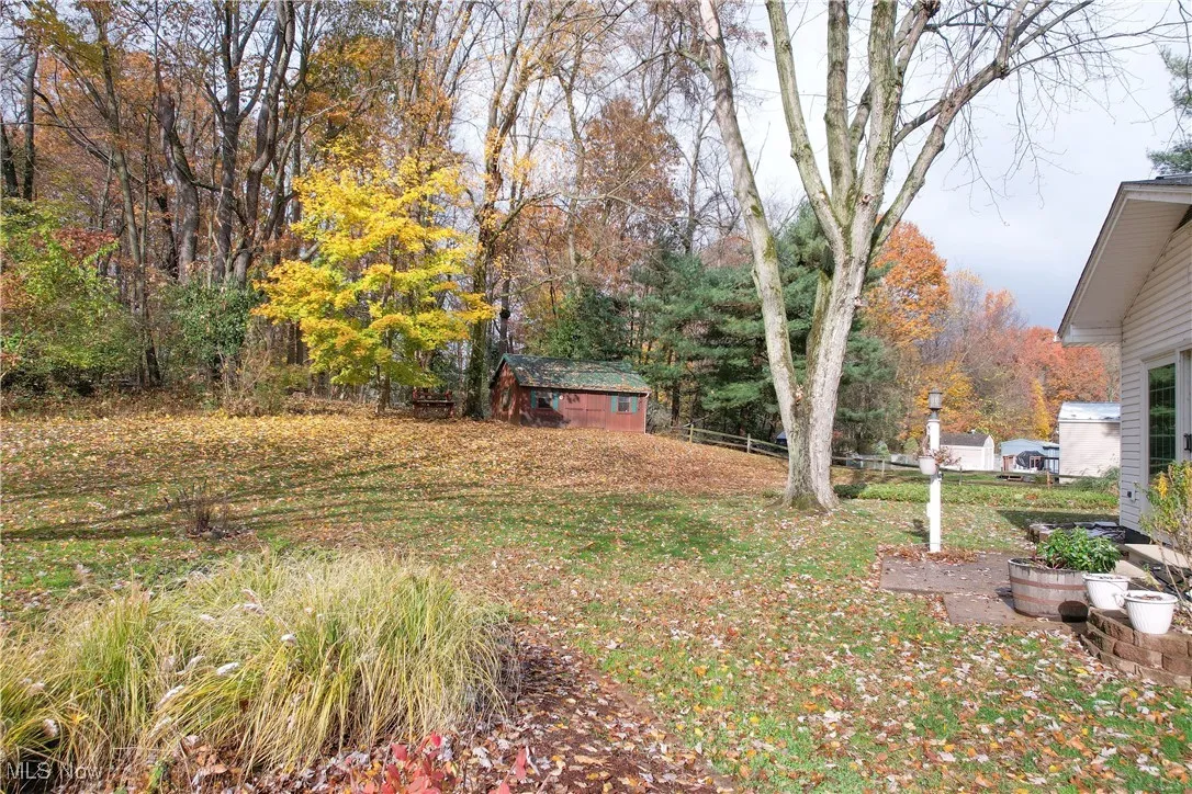 View of yard featuring an outbuilding