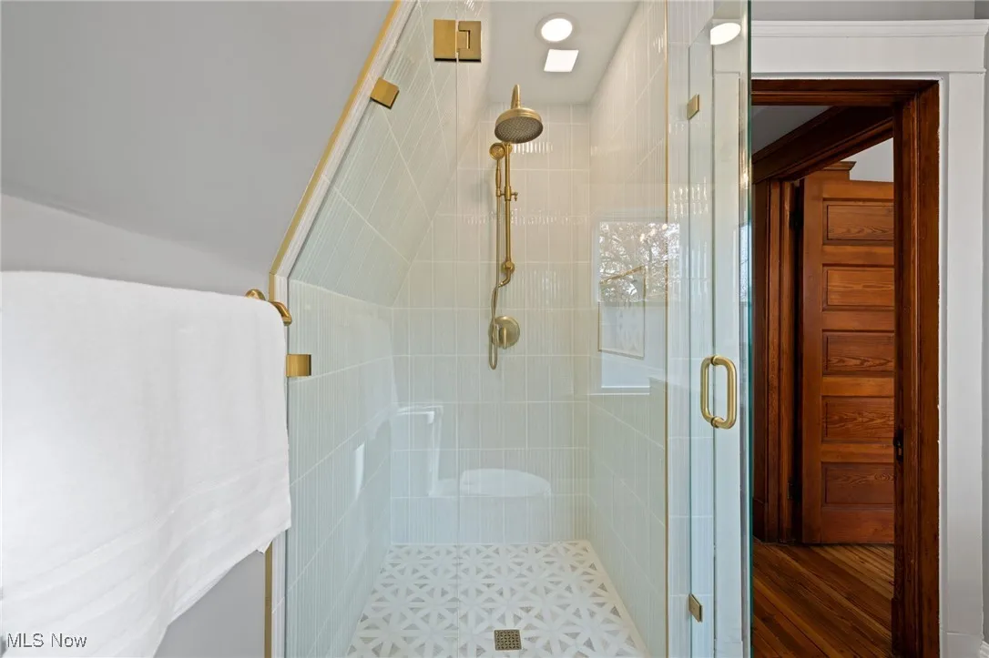 Full bath with a walk in shower