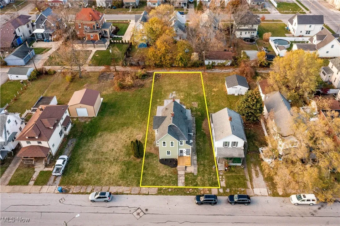 Aerial view of residential area featuring property parcel outlined