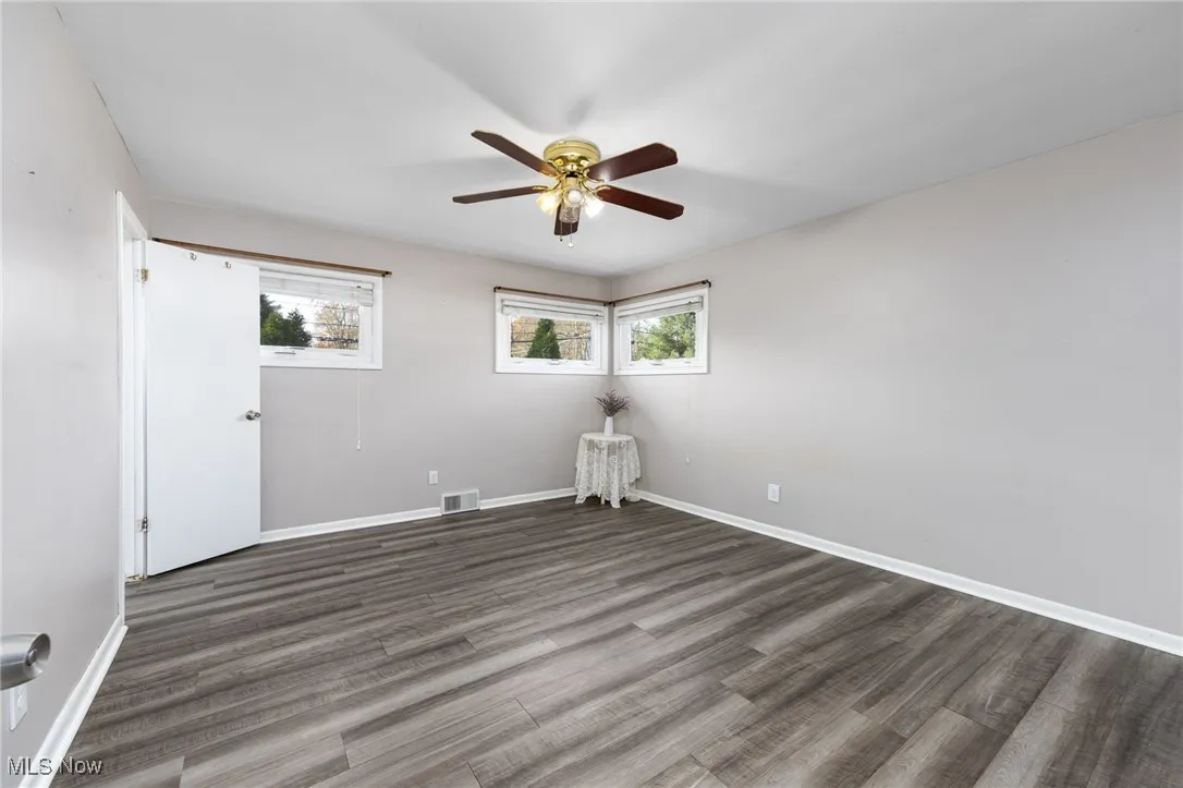 Laminate flooring, high windows for natural lighting and privacy.