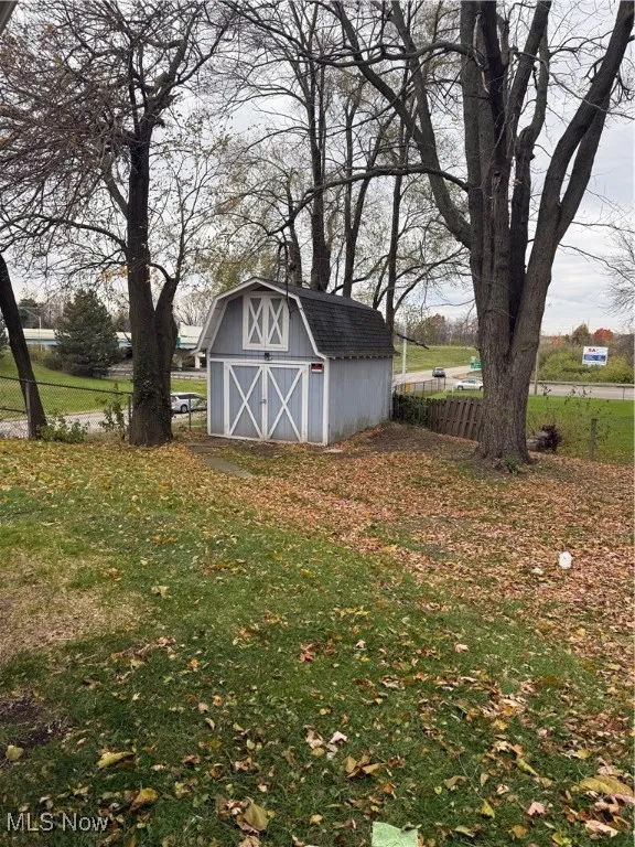 View of yard featuring a shed