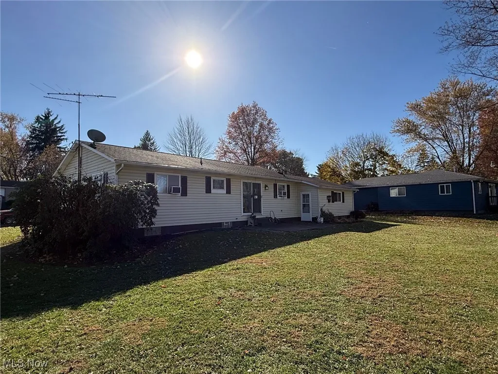 View of front facade featuring a front lawn