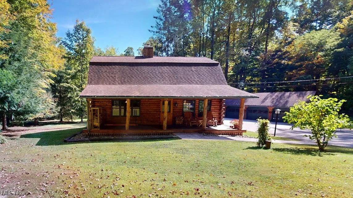 Log home showiung front porch