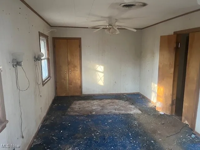 Unfurnished room featuring crown molding and ceiling fan