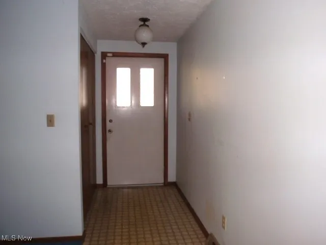 Front foyer entry with large closet.