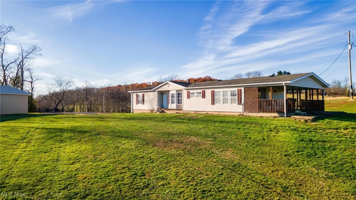 Ranch-style house featuring a front yard
