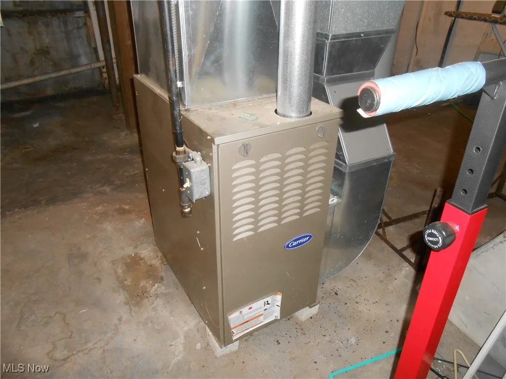 Gas forced air furnace