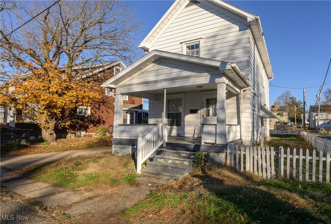 View of front of house featuring a porch