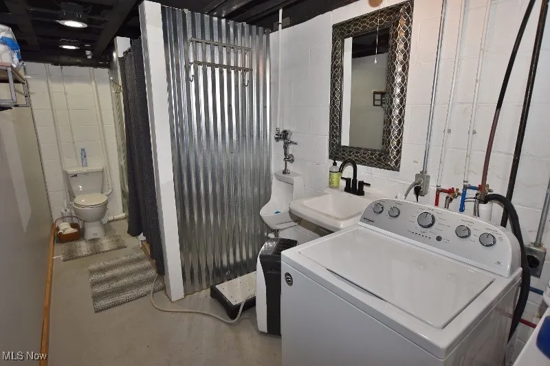 Lower floor full bathroom