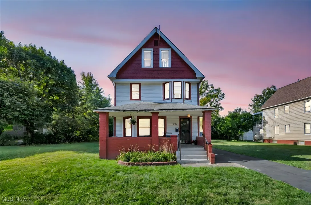 View of front facade featuring a front yard and a porch
