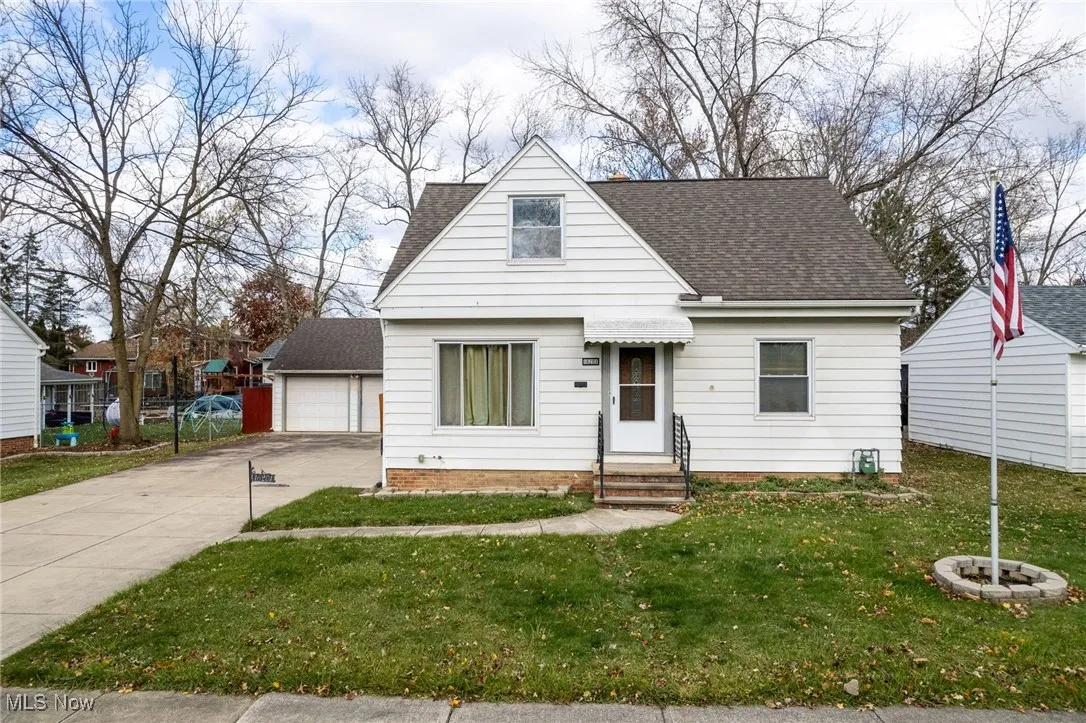 Bungalow-style house with roof with shingles and a front yard