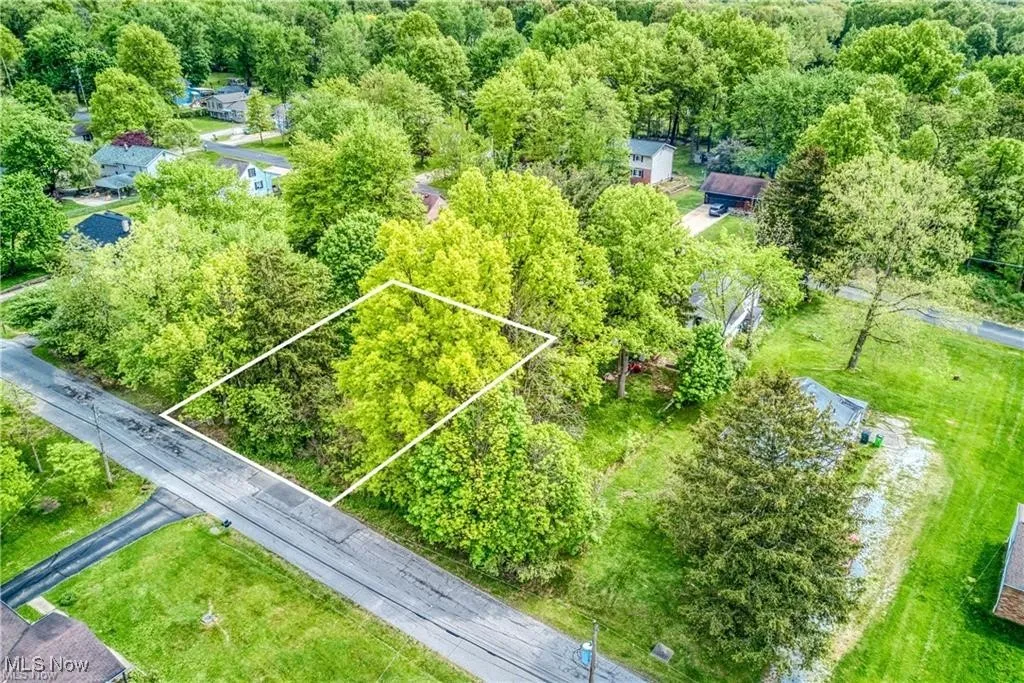 Aerial view of property and surrounding area with property boundaries highlighted