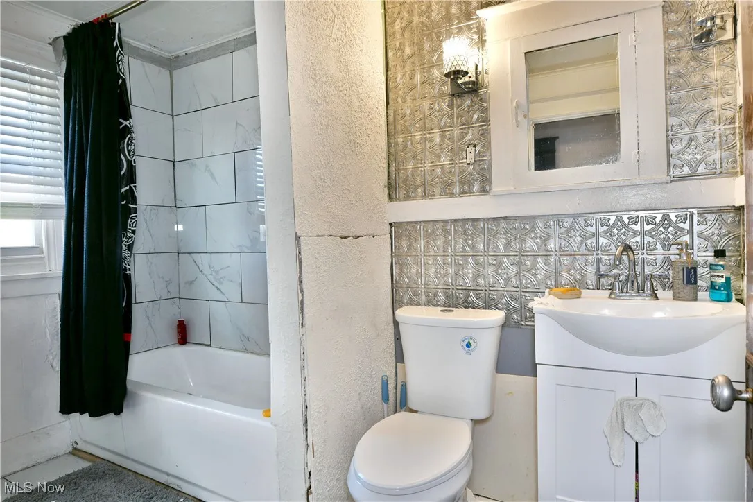 Full bath with vanity and shower / tub combo