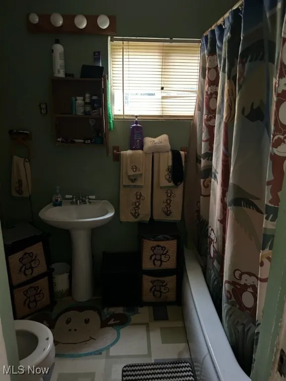 Full bath with shower / tub combo and toilet