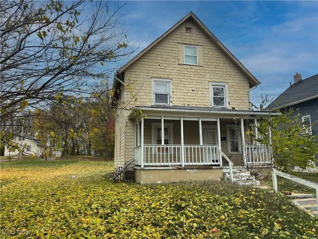 View of 1945 Otto Pl. front of home with covered porch and a front lawn
