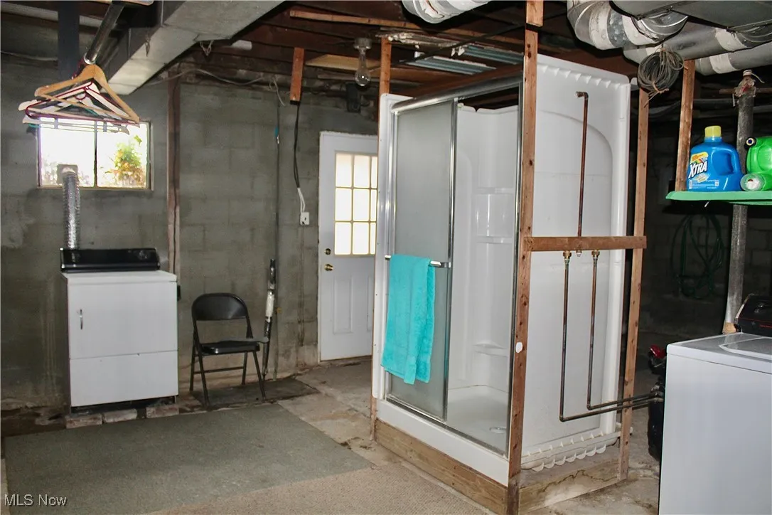 Basement featuring washer / dryer