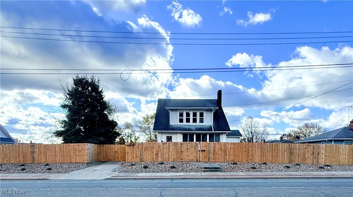 View of front of home featuring a fenced front yard