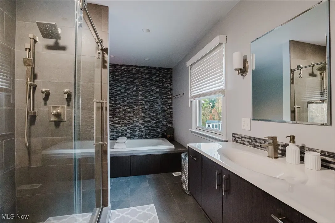 Jacuzzi, glass door on shower
