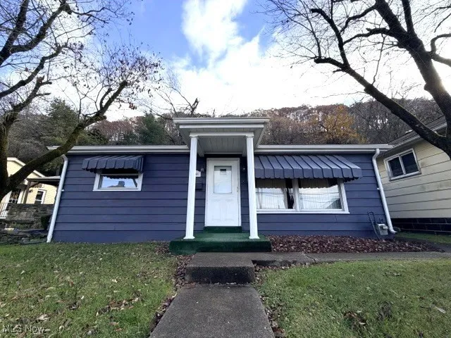 Front of home featuring a front yard