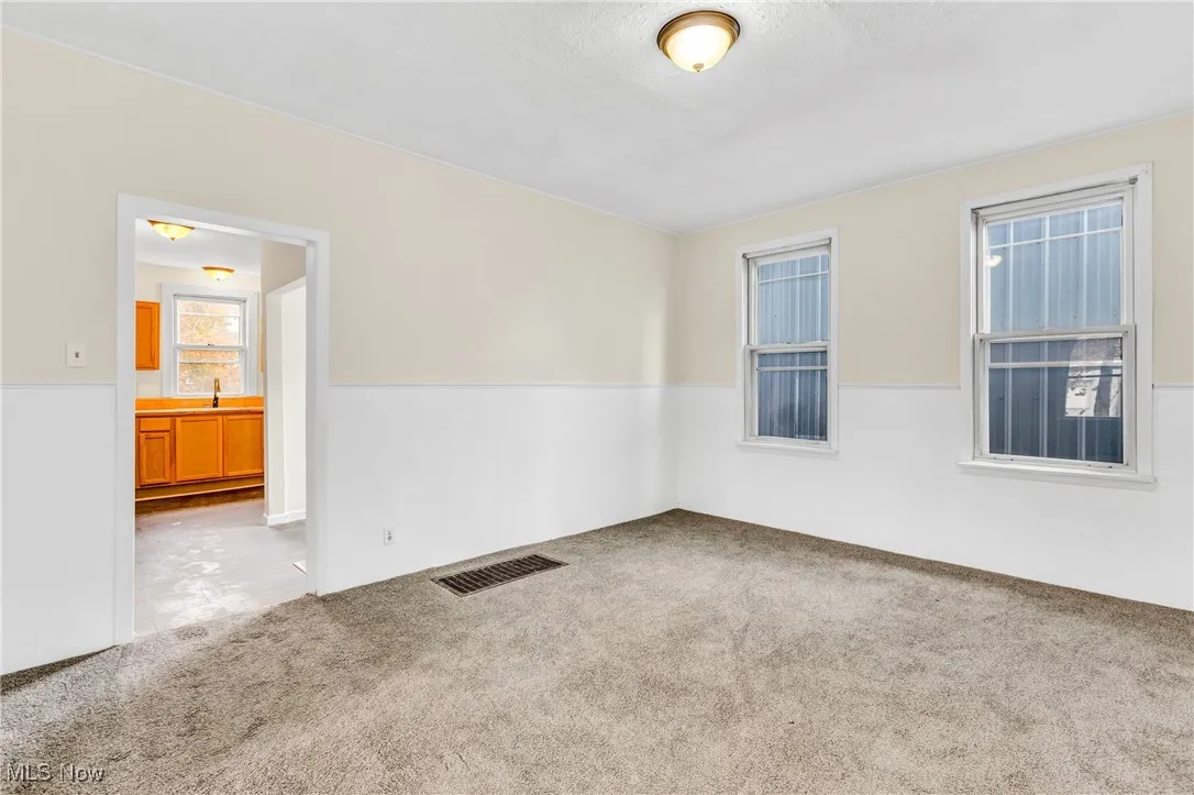 Empty room with light carpet