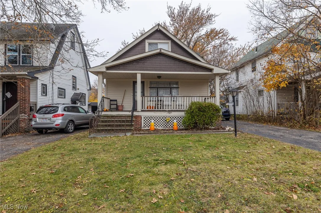 View of front of property featuring a porch and a front yard